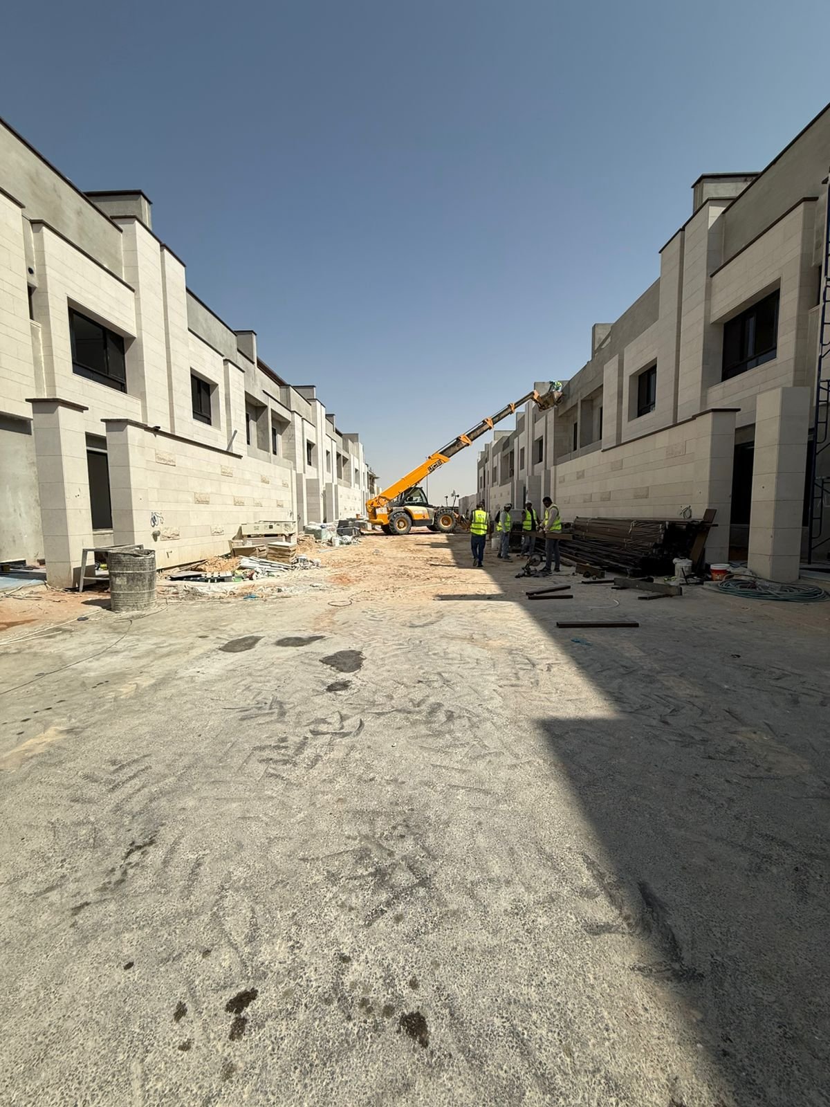 أتمتة مجمع سكني 36 فيلا في حطين بأنظمة KNX وBMS وتحكم بالدخول